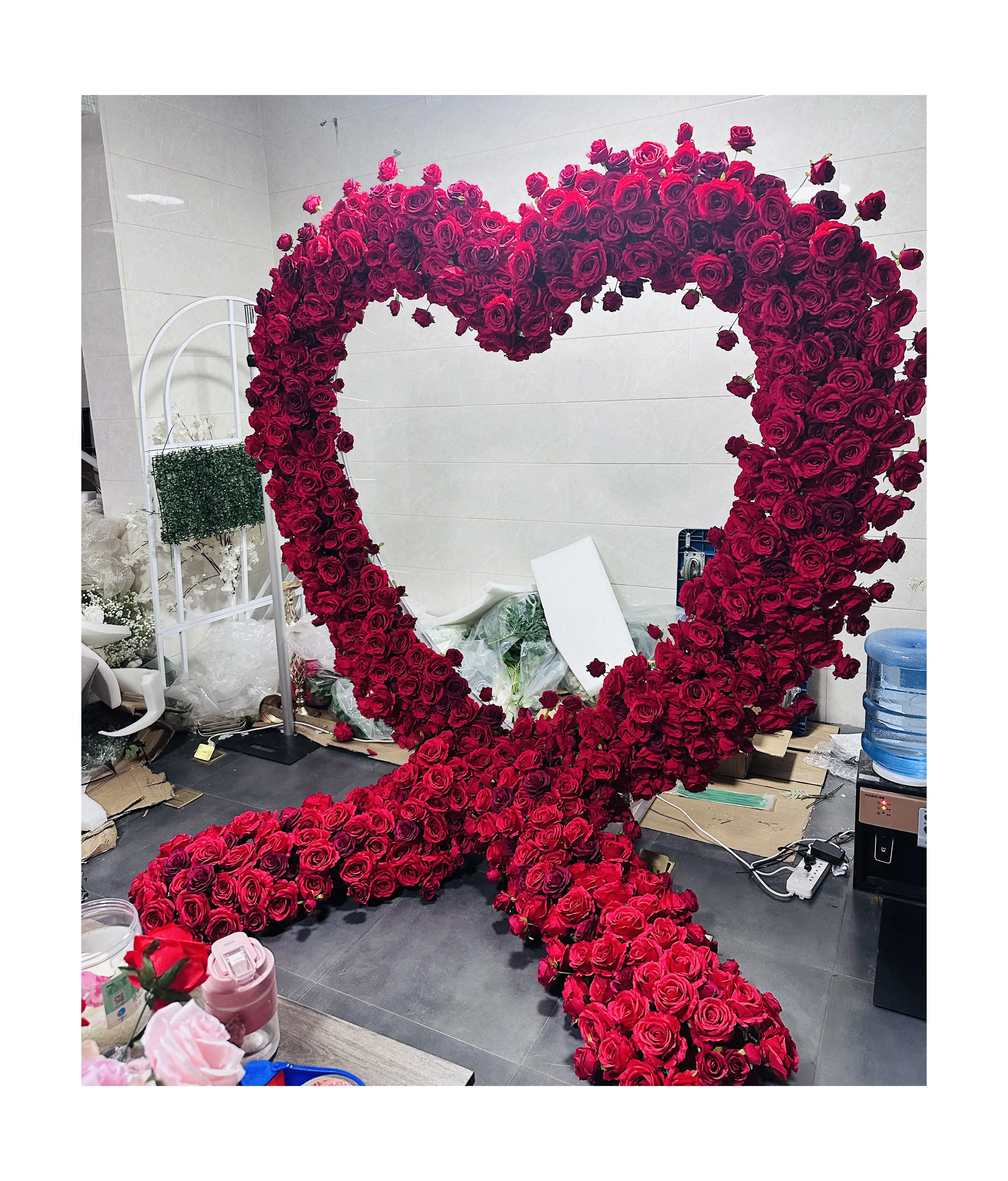 Vendita calda decorazione a forma di cuore rosso artificiale bianco fiore arco rosa matrimonio cuore a forma di sfondo ad arco