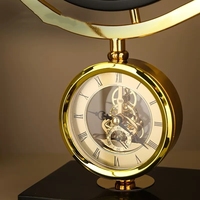 Horloge dorée créative Globe en métal de luxe avec base en marbre pour la décoration moderne de la maison ou du bureau pour l'affichage de bureau