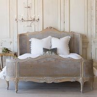 Lit king-size en chêne massif sculpté, style français traditionnel, avec cannage tressé, hauteur réglable, design de lit moelleux