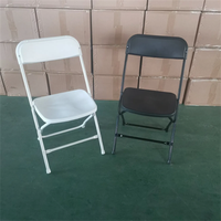 Vente en gros de chaises pliantes blanches Americana d'une capacité de 800 lbs Conception populaire en plastique métallique empilable pour les événements de fête en plein air d'hôtel