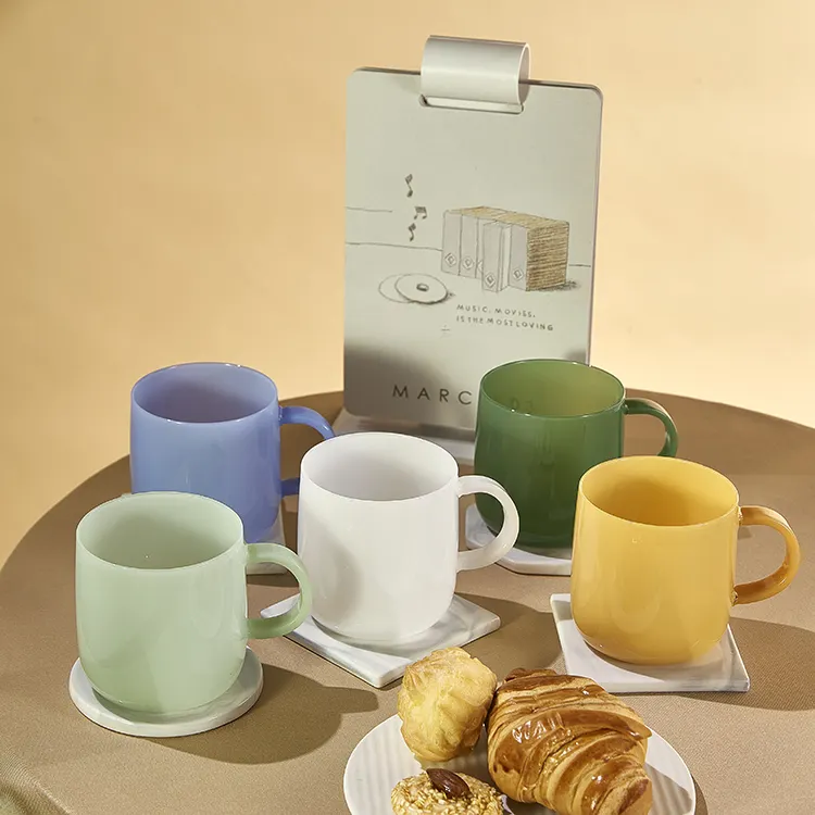 कस्टम लोगो हैंड ब्लो जेड अपारदर्शी रंग बोरोसिलिकेट ड्रिंकिंग ग्लास कॉफी कप चाय मग ग्लास कप हैंडल के साथ