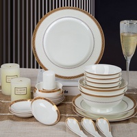 Ensemble de vaisselle en céramique de porcelaine osseuse de style européen moderne comprenant des plats et des assiettes en porcelaine pour la maison et les fêtes pour offrir des cadeaux