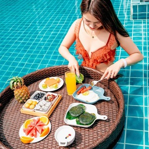 Bandeja flotante de ratán para servir desayuno junto a la piscina con diseño hecho a mano con material de bambú y ratán. - Product Image 2