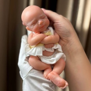 OtardDolls Poupée Reborn en silicone de 8 pouces, miniature, fille chauve, 20 cm, jouet réaliste et doux pour collectionneurs - Product Image 3