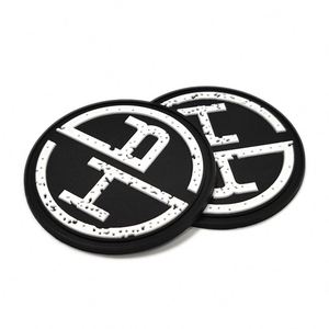 Étiquette de vêtement en PVC souple ronde avec logo de marque personnalisé, avec canal de couture - Product Image 1