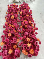 Chemin de table avec centre de table en fleurs artificielles roses et rouges pour décoration de mariage