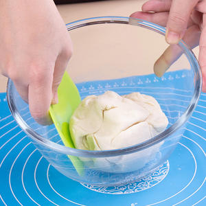 ที่ขูดแป้งพลาสติกสีชมพู 11.8 ซม. x 9.3 ซม. อุปกรณ์ทำขนมสำหรับนวดและตัดแป้ง พร้อมดีไซน์ที่ใช้กับเครื่องล้างจานได้ - Product Image 4