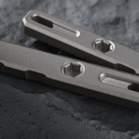Outil multifonction en alliage de titane léger et durable pour le camping EDC : tournevis, barre de levier, ouvre-bouteille, porte-clés, barre de levier de poche
