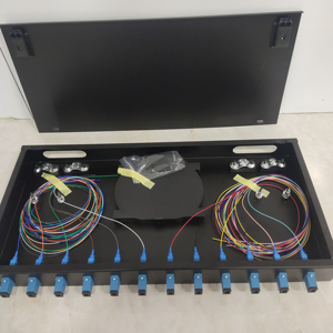Caja de terminación de fibra para exteriores FTTH Panel de conexión SC/<span class=keywords><strong>APC</strong></span> de <span class=keywords><strong>12</strong></span> puertos con bandeja divisora PLC para una fácil instalación - Product Image 2