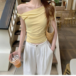 Nouveau T-shirt d'été sexy pour femme, coupe courte, à épaules dénudées, manches courtes, style asymétrique irrégulier, hauts pour étudiantes - Product Image 1