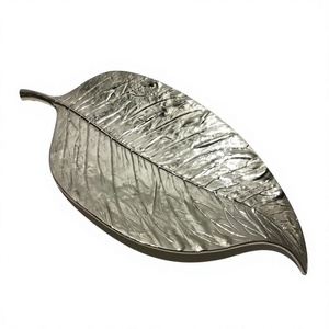 Plateau décoratif en métal en forme de feuille, en aluminium argenté, fait main, gravé d'un motif végétal, design moderne, pour bijoux et objets divers - Product Image 3