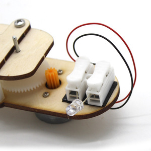 Kit scientifique d'expérimentation avec générateur à manivelle, modèle en bois, fonctionnement manuel, éducation STEM pour enfants de 7 à 9 ans - Product Image 2