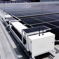 Robot de nettoyage de panneaux solaires suspendus à commande automatique intelligente pour fermes solaires simples ou multi-chaînes