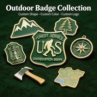 Épinglette en émail Bigfoot en forme de bouclier, badge métallique vert, motif forêt Sasquatch, nickel noir, cadeau d'extérieur, vente en gros en vrac