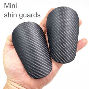 <span class=keywords><strong>Espinilleras</strong></span> de fútbol de fibra de <span class=keywords><strong>carbono</strong></span> personalizadas OEM, <span class=keywords><strong>espinilleras</strong></span> de fútbol ligeras, protectores de piernas, Mini protector para una protección óptima - Product Image 5