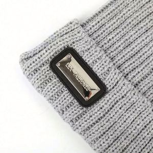 Nuevo Gorro de Invierno Personalizado, Económico, al por Mayor, Suave, para Adultos, con Parches Metálicos, en Gris Jaspeado, Tejido, con Serigrafía - Product Image 4