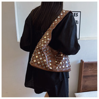 Elegante bolso de cuero para mujer, nueva moda 2025, gran oferta de Alibaba, bolso informal para axilas para mujer, bolso de hombro con remaches para mujer