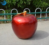 Grande sculpture décorative moderne en fibre de verre en forme de pommes rouges géantes pour l'extérieur, modèle d'accessoire en résine artisanale
