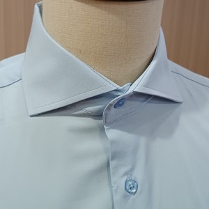 Produzione di camicie da <span class=keywords><strong>uomo</strong></span> in poliestere elasticizzato <span class=keywords><strong>camicia</strong></span> elegante con colletto a vento blu chiaro di fascia alta - Product Image 3