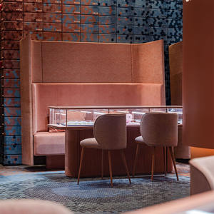 Armoire de présentation en <span class=keywords><strong>verre</strong></span> luxueux avec cadre doré, éclairage LED, forme d'arc, dimensions personnalisables et résistante - Product Image 3