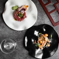 Plats irréguliers de restaurant uniques sous la vaisselle blanche en porcelaine émaillée assiettes de service à dessert pour l'hôtel