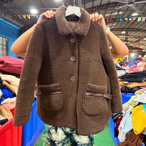Venta al por mayor <span class=keywords><strong>de</strong></span> <span class=keywords><strong>ropa</strong></span> usada Ukay Ukay: Abrigo <span class=keywords><strong>de</strong></span> invierno <span class=keywords><strong>de</strong></span> felpa con cuello grande <span class=keywords><strong>y</strong></span> bolsillos <span class=keywords><strong>de</strong></span> flores 3D, estilo Teddy, para mujer - Product Image 6