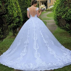 Robe de mariée classique en dentelle avec grande traîne, dos lacé, appliques florales, longueur ras du sol - Product Image 2