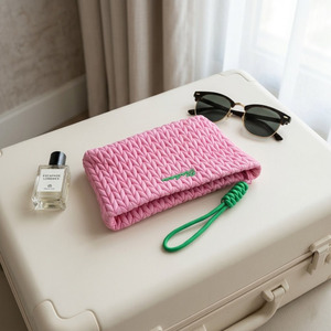 กระเป๋าเครื่องสำอางแบบพองสีดำลายควิลท์ พร้อมสายคล้องมือสีชมพู กระเป๋าใส่เครื่องสำอางแบบคลาสสิกสำหรับการเดินทาง เหมาะสำหรับผู้หญิงที่มีสไตล์ - Product Image 3