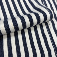 Tissu en denim léger en coton et polyester à larges rayures noires et blanches de 6,3 oz