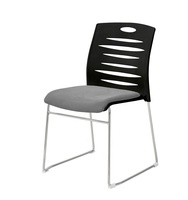 Chaise de conférence, de réunion ou de visiteur empilable avec dossier en plastique rembourré et base en acier à patins