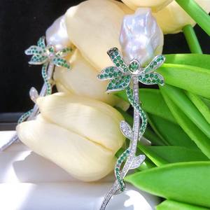 Broche de luxe pour femme en forme de rose avec zircon, accessoire de poitrine en perles d'eau douce baroques haut de gamme, conçue par une marque célèbre - Product Image 3