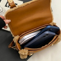 Tas Wanita Zeyu dengan Dua Gesper, Bahan Suede, Model Barrel, Hiasan Bulu Imitasi, Pegangan Atas, 2-Fungsi, Tas Selempang Musim Dingin, Tas Tangan Bulu Imitasi Ramah Lingkungan, ODM/OEM