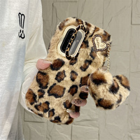Coque de téléphone Y2K de luxe en peluche douce imprimée léopard, chaude, avec pendentif cœur pompon pour Samsung Galaxy S26 Ultra S25 S23 A57 A56