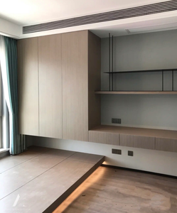 서비스 아파트용 디스플레이 캐비닛과 스마트 조명 시스템이 있는 침실 옷장 - Product Image 1