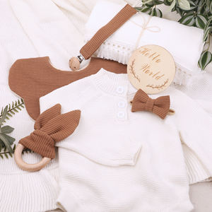 صندوق هدايا للمواليد الجدد يحتوي على بطانية وسلسلة لهاية وبدلة كروشيه للأطفال وقماش ماص للسوائل وعضاضة على شكل أرنب - Product Image 3