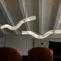 Lustre en métal et albâtre de style moderne, design contemporain de luxe léger, décoration intérieure pour restaurant, salon, hall d'hôtel