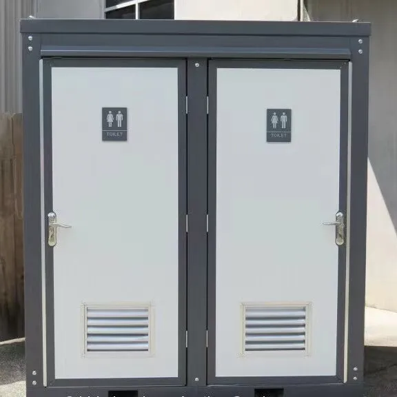 Toilettes publiques portables portables et ergonomiques, toilettes extérieures indépendantes avec des panneaux sandwich