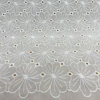 Tissu en dentelle brodée ajourée en pur coton résistant à l'abrasion, motif floral, perforations bilatérales pour printemps/été