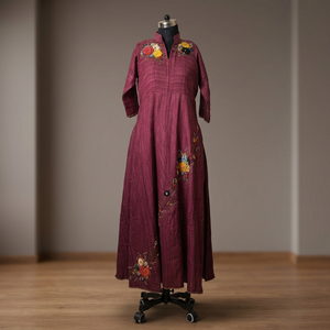 Robe longue décontractée d'été pour femme, en pur coton respirant, brodée de fleurs, style western, manches courtes, vente en gros pour boutiques de mode - Product Image 2