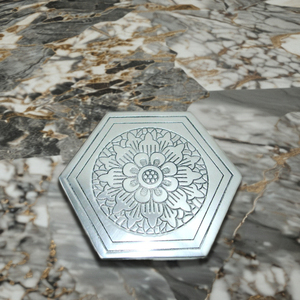 Lot de 4 sous-verres classiques hexagonaux en métal moulé avec motifs de gravure, tampons d'ardoise vierges, tapis de boisson durables emballés en vrac pour événements - Product Image 2