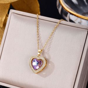 Collier ras du cou tendance pour femme en acier inoxydable plaqué or 18 carats avec pendentif cœur en perles et zircon, style émeraude, vente en gros - Product Image 3