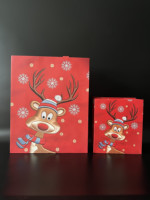 Sacs cadeaux en papier de Noël en stock, laminés mats avec poignées en corde de polyester pour cadeaux de fêtes et emballages saisonniers