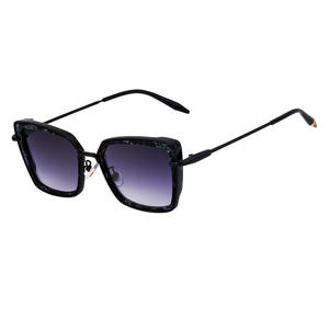 Nouvelles lunettes de soleil œil de chat pour femmes, protection UV400, monture carrée, verres dégradés bleu or, monture noire, matériau PC, style tendance - Product Image 3