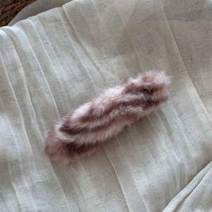 กิ๊บติดผมเรซิ่นขนปุยสำหรับฤดูใบไม้ร่วงและฤดูหนาว ดีไซน์หรูหรา ทันสมัย ขนาดใหญ่ ติดด้านหลังศีรษะ สีไล่เฉด น่ารัก เหมาะสำหรับงานปาร์ตี้ - Product Image 6