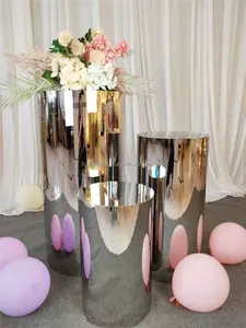 งานแต่งงานเหตุการณ์เค้กตารางแสดงชั้นวางชุดโลหะกระจกสีทองรอบฐานแท่นยืนรูปทรงกระบอก