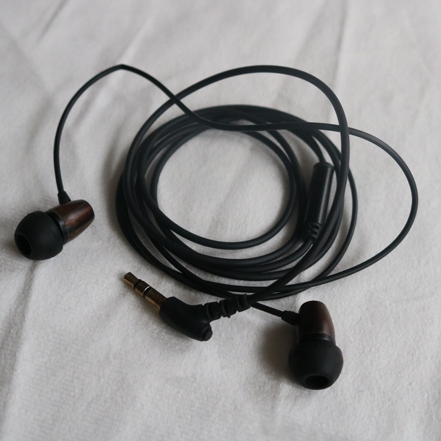 Factory Wholesale Noise Canceling Wood In-ear Wired Earphone for Sport Music