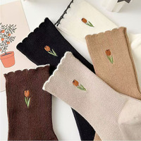 Vente en gros de chaussettes Crew respirantes brodées sur mesure avec des motifs de fleurs Chaussettes d'automne incontournables pour les femmes