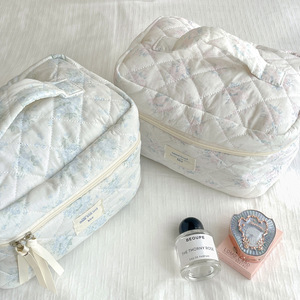 Bolsa de cosméticos de algodón personalizada Tycoon, bolsa de maquillaje de tela floral acolchada, neceser de viaje con estampado bonito, maquillaje de flores blancas - Product Image 5