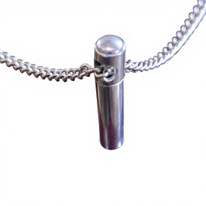 ฐานโชว์สินค้าสีแดงพร้อมรั้วโซ่สีเงินสำหรับนักสะสม - Product Image 3