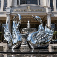 Handgefertigte Zeitgenössische Schwan-Kunstinstallation - Maßgefertigte Metallskulpturen Außenskulpturen Edelstahl